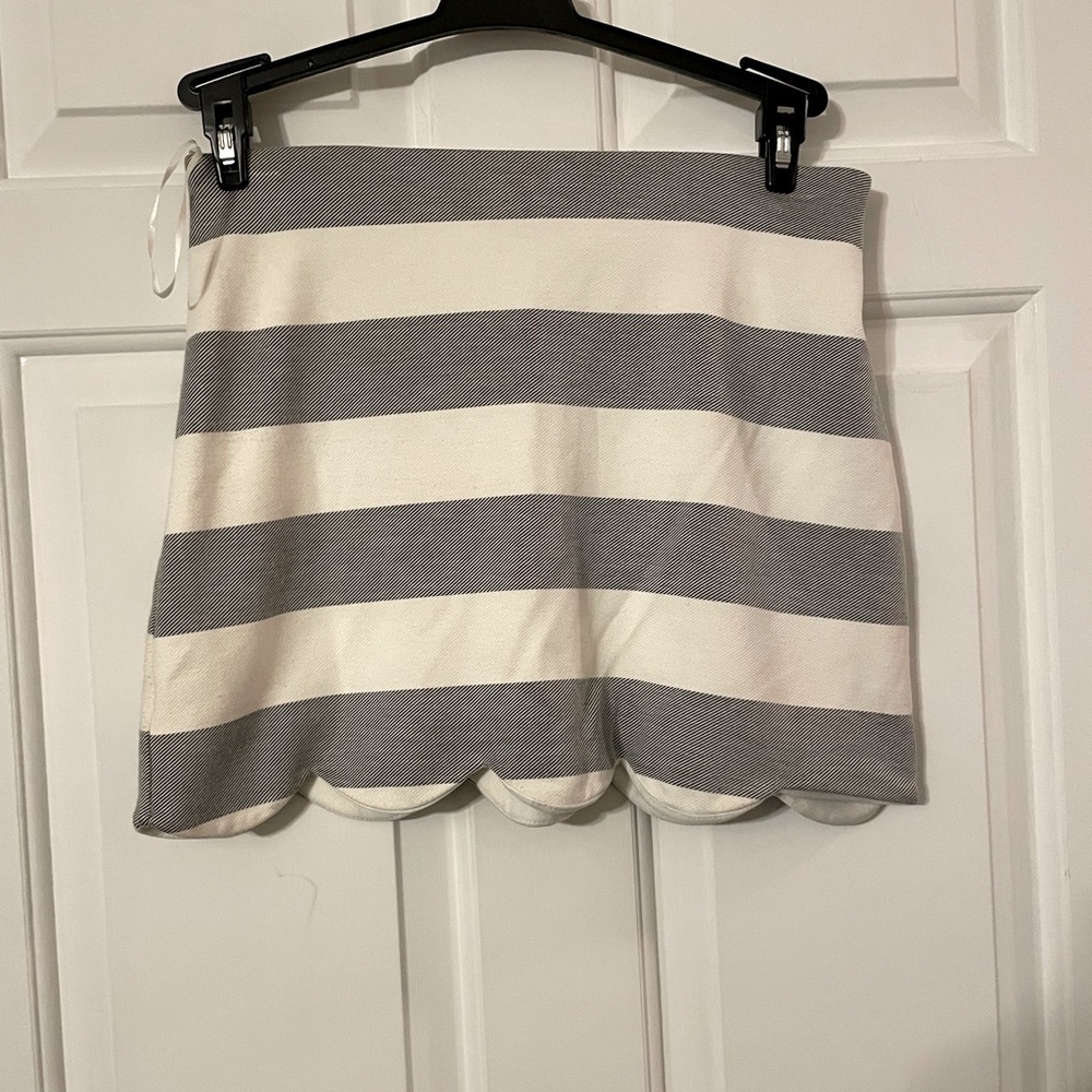 Top Shop Woman’s Mini Skirt Size 6 Black & Cream Stripe Scallop Bottom Soft